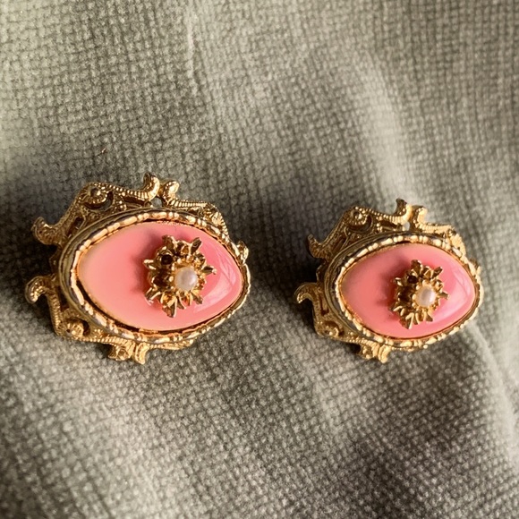 Vintage MOD earrings pink gold pearl enamel ornate clip on earrings - Picture 4 of 10